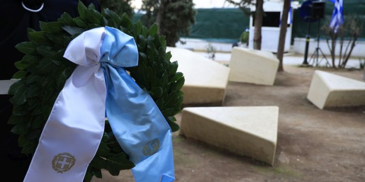 Η ΠτΔ κατέθεσε στεφάνι στο Μνημείο Ολοκαυτώματος στο Θησείο Η ΠτΔ κατέθεσε στεφάνι στο Μνημείο Ολοκαυτώματος στο Θησείο