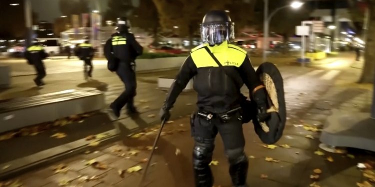 Ολλανδία: Επεισόδια και συλλήψεις αμαύρωσαν τους εορτασμούς της παραμονής Πρωτοχρονιάς