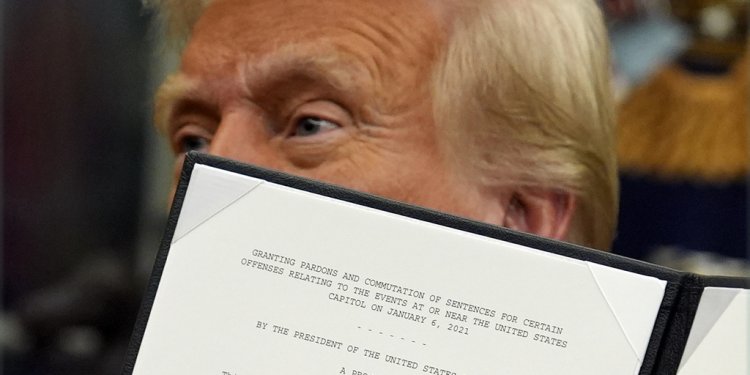 ΗΠΑ: Ο Τραμπ ανακοίνωσε τις πρώτες τέσσερις απολύσεις αξιωματούχων – Πάνω από 1.000 άτομα θα απομακρυνθούν