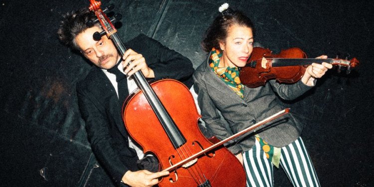 Ο Γιάννος Περλέγκας σκηνοθετεί την “Δύναμη της Συνήθειας” με την ομάδα «κι όμΩς κινείται» Ο Γιάννος Περλέγκας σκηνοθετεί την “Δύναμη της Συνήθειας” με την ομάδα «κι όμΩς κινείται»