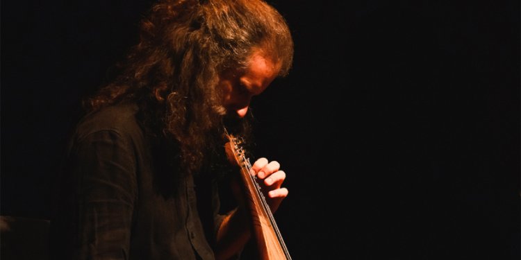 «La Rêveuse»: Ρεσιτάλ κρητικής λύρας από τον Γιώργο Καλούδη στο Ολύμπια, Δημοτικό μουσικό θέατρο Μαρία Κάλλας