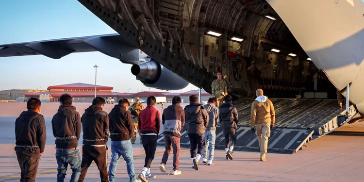 Εικόνες ντροπής – Αλυσοδεμένοι μετανάστες έφυγαν με στρατιωτικό αεροσκάφος από τις ΗΠΑ