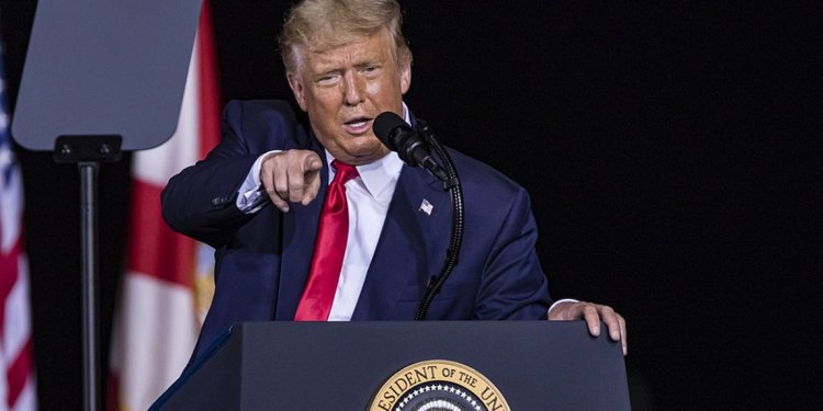 Έξαλλος ο Τραμπ με την απόφαση δικαστή να τον καταδικάσει στην υπόθεση Στόρμι Ντάνιελς: «Παράνομη πολιτική επίθεση»