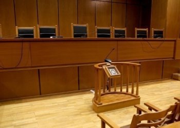 Κατέγραφε παράνομα δίκη με το κινητό της τηλέφωνο