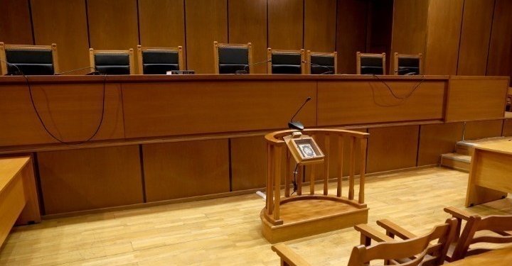 Κατέγραφε παράνομα δίκη με το κινητό της τηλέφωνο