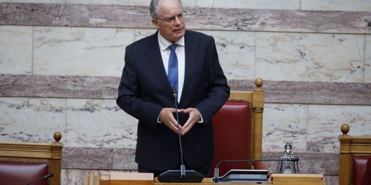 Άρθρο Π. Αποστόλου “ΚΩΣΤΑΣ ΤΑΣΟΥΛΑΣ: ΕΝΑΣ ΑΚΡΑΙΦΝΗΣ ΔΕΞΙΟΣ Ή ΕΝΑΣ ΠΟΛΙΤΙΚΑΝΤΗΣ ΕΥΚΑΙΡΙΑΣ;”