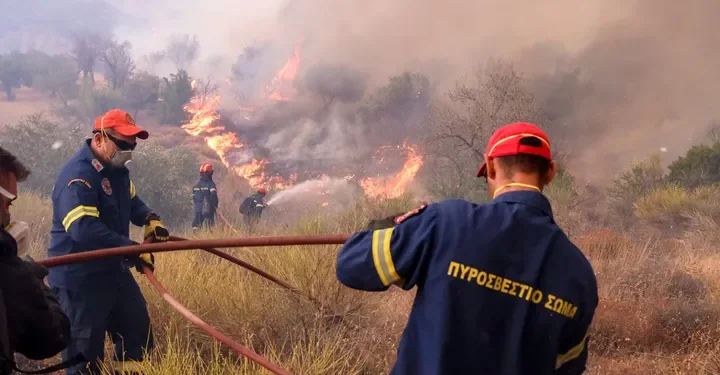 Φωτιά στον Ασπρόπυργο – Επίγειες και εναέριες δυνάμεις για την κατάσβεση