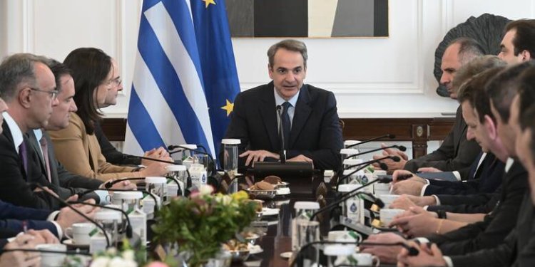 Η κυβέρνηση ανακοινώνει νέο πακέτο στήριξης – Στο τραπέζι επιδόματα, fuel pass