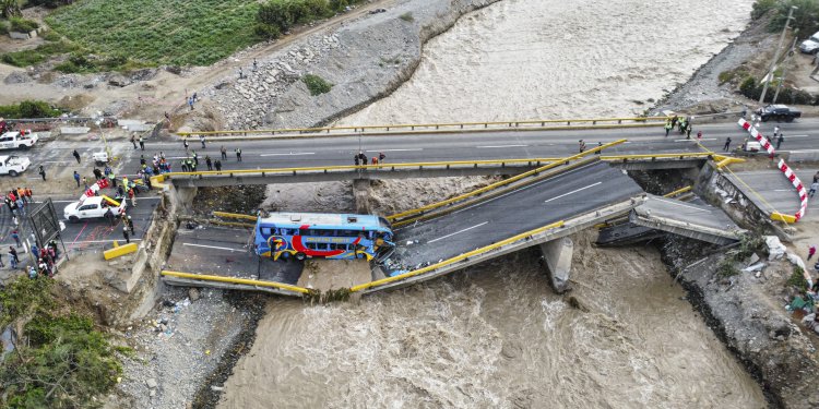Δύο νεκροί και 41 τραυματίες από κατάρρευση γέφυρας στο βόρειο Περού Δύο νεκροί και 41 τραυματίες από κατάρρευση γέφυρας στο βόρειο Περού