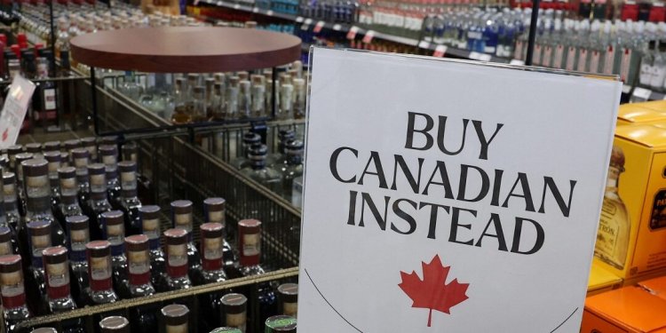 Καναδάς εναντίον ΗΠΑ – Οι Καναδοί ακυρώνουν ταξίδια και μποϊκοτάρουν τα αμερικανικά προϊόντα, μετά τους δασμούς των ΗΠΑ
