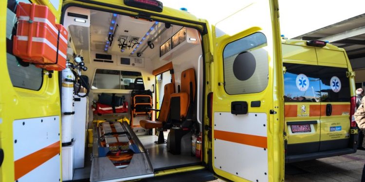 Νεκρή η γυναίκα που βρέθηκε χωρίς τις αισθήσεις της σε κλιμακοστάσιο