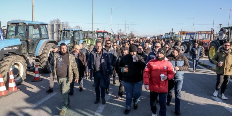 Κλειστή από αγρότες η εθνική οδός Αθηνών – Λαμίας στο Κάστρο Βοιωτίας