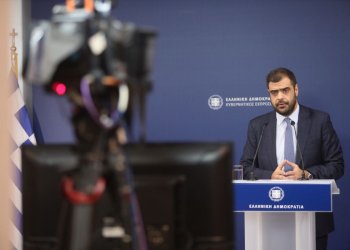 Live η ενημέρωση των πολιτικών συντακτών από τον Κυβερνητικό Εκπρόσωπo