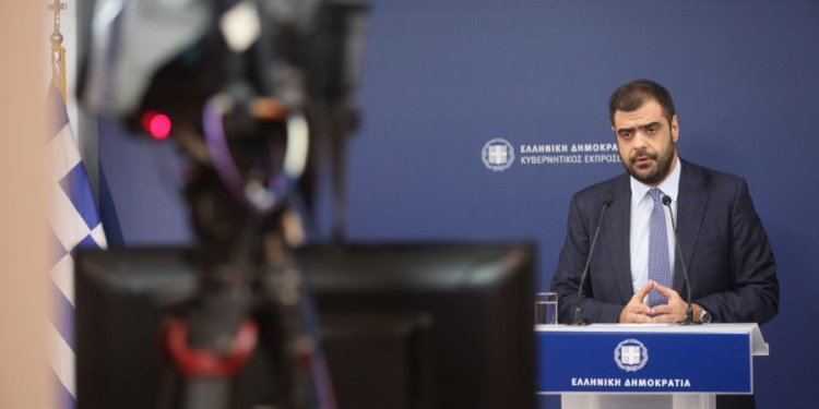 Live η ενημέρωση από τον κυβερνητικό εκπρόσωπο
