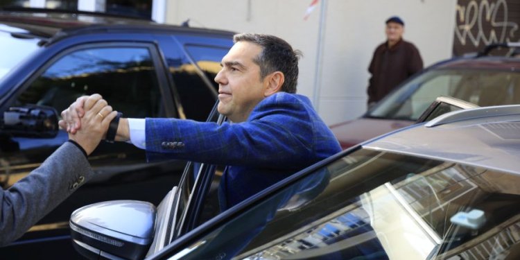 Γραφείο Α. Τσίπρα: Οι συμβουλές επιστρέφονται στον αποστολέα τους Γραφείο Α. Τσίπρα: Οι συμβουλές επιστρέφονται στον αποστολέα τους