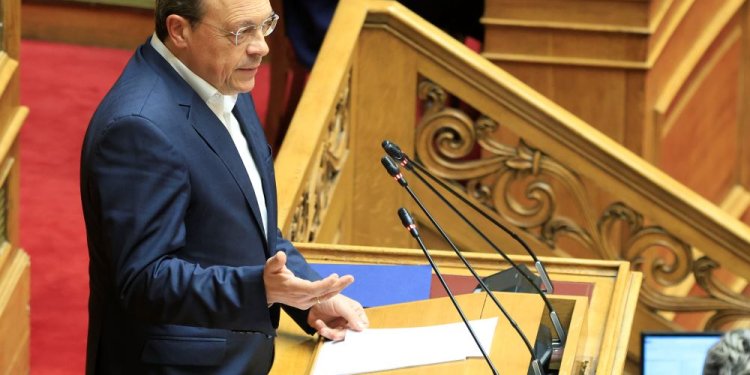 Σκληρή αντιπαράθεση για τα Τέμπη και το θάνατο του Βασίλη Καλογήρου – FANTOMAS.GR