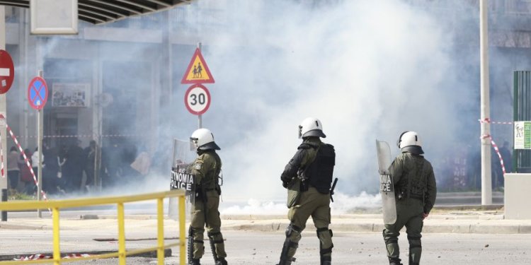 Ένταση και επεισόδια στη Θεσσαλονίκη – Σε 30 προσαγωγές προχώρησε η αστυνομία