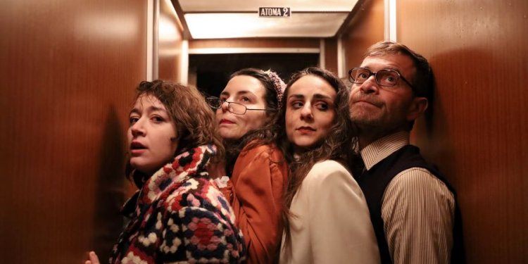 «Εκκενώστε» της Χρύσας Κολοκούρη στο Studio Μαυρομιχάλη «Εκκενώστε» της Χρύσας Κολοκούρη στο Studio Μαυρομιχάλη