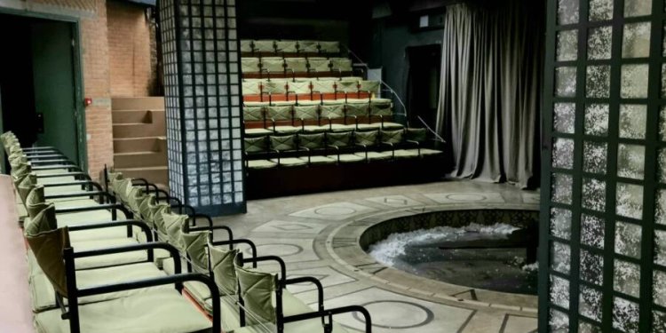 Για πρώτη φορά, το ιστορικό «Θέατρο της Οδού Κυκλάδων – Λευτέρης Βογιατζής» ανοίγει τις πόρτες του σε νέους καλλιτέχνες