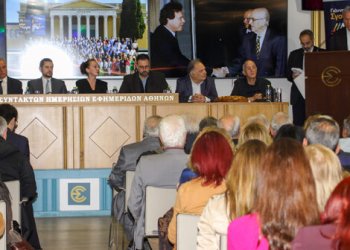 Ο Γιάννης Σγουρος βράβευσε το πραγματικο ΠΑΣΟΚ σε μια κατάμεστη αίθουσα