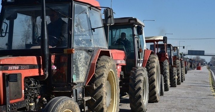 Πρόθεση των αγροτών να αποκλείσουν το λιμάνι στη Θεσσαλονίκη – Σε καλό κλίμα η συνάντηση Χατζηδάκη και Τσιάρα με αγρότες της Κρήτης