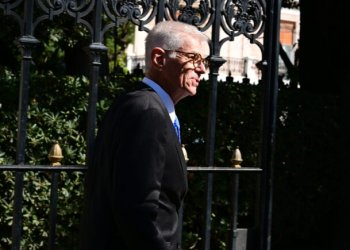 Λεβεντόπαιδο Αρίστο, μπες στο μαγαζί και κλείστο!