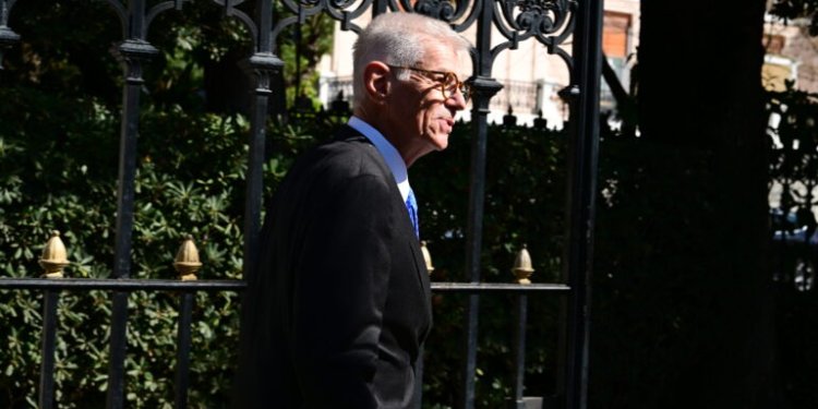 Λεβεντόπαιδο Αρίστο, μπες στο μαγαζί και κλείστο! Λεβεντόπαιδο Αρίστο, μπες στο μαγαζί και κλείστο!