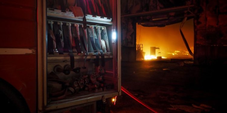 Υπό μερικό έλεγχο η πυρκαγιά σε αποθήκη εργοστασίου στη Ριτσώνα – FANTOMAS.GR