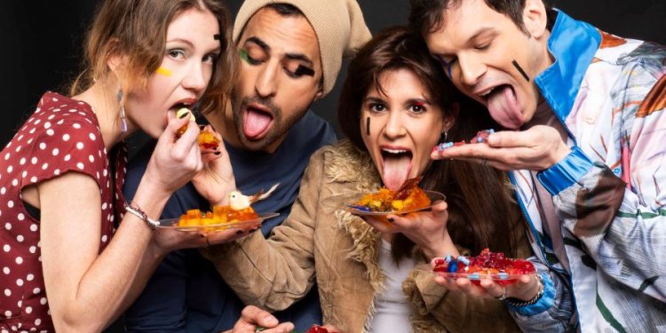 «Μη σκαλίζεις την άμμο»: Το βραβευμένο έργο των Αντώνη και Κωνσταντίνου Κούφαλη στο Δημοτικό Θεάτρο Πειραιά