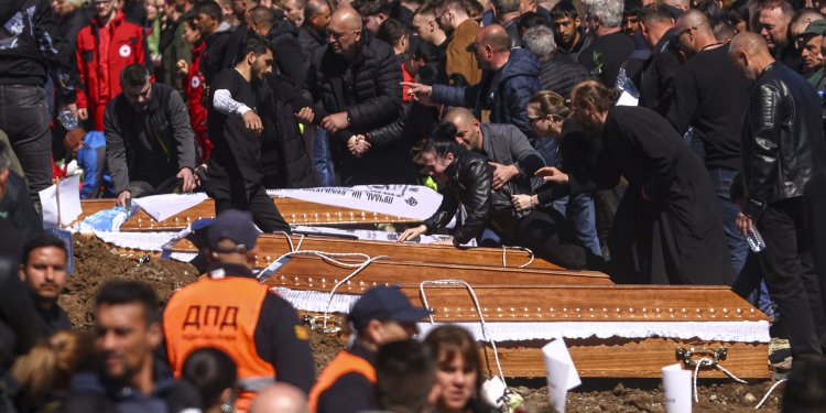 Βόρεια Μακεδονία: Το τελευταίο αντίο στα 59 θύματα – Θα παρασημοφορηθεί οδηγός ασθενοφόρου που πέθανε εν ώρα υπηρεσίας