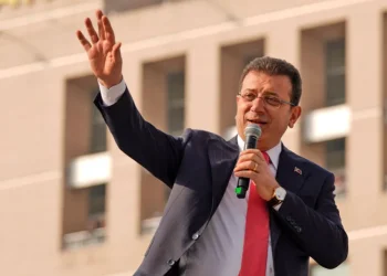 Προφυλακίζεται ο Εκρέμ Ιμάμογλου με κατηγορίες «διαφθοράς» και «τρομοκρατίας» – Στους δρόμους η αντιπολίτευση
