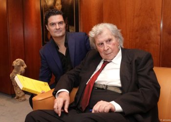 Ο Γιώργος Πέτρου διευθύνει Μίκη Θεοδωράκη στο Μέγαρο Μουσικής Αθηνών