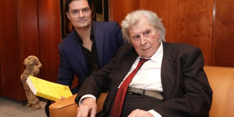 Ο Γιώργος Πέτρου διευθύνει Μίκη Θεοδωράκη στο Μέγαρο Μουσικής Αθηνών