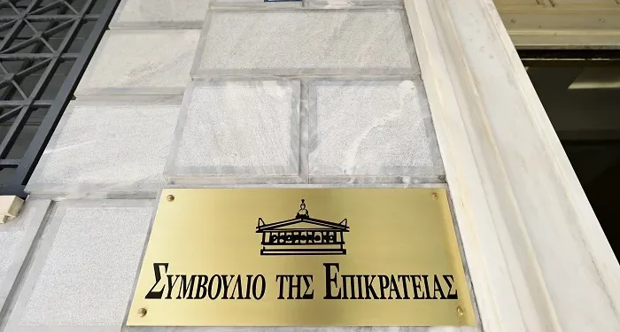 Δικαίωση στο ΣτΕ για πρώην γραμματέα στελέχους της Siemens – Παραμένει υπό αστυνομική προστασία