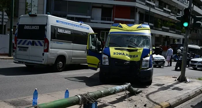 Ασθενοφόρο προσέκρουσε σε κολώνα στο κέντρο της Αθήνας – Πέντε τραυματίες, οι δύο σοβαρά