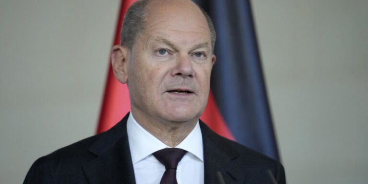 Γερμανία: Ο Σολτς καταδικάζει «τη βάρβαρη επίθεση» της Ρωσίας στην πόλη Σούμι