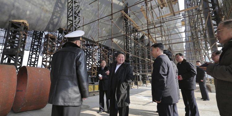 Η Βόρεια Κορέα κατασκευάζει το μεγαλύτερο και πιο προηγμένο πολεμικό της πλοίο – Τι δείχνουν νέες δορυφορικές εικόνες
