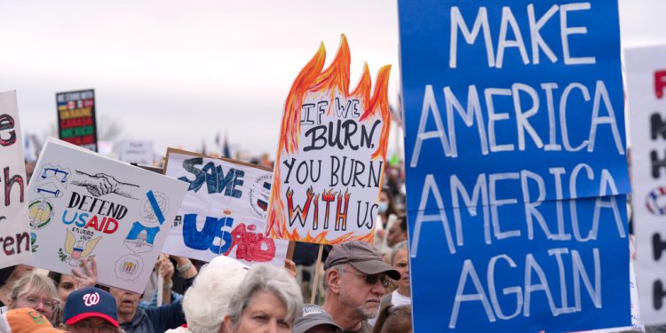 «ΚΑΤΩ ΤΑ ΧΕΡΙΑ»: Μαζικές διαδηλώσεις σε όλες τις πολιτείες των ΗΠΑ και την Ευρώπη κατά του προέδρου Τραμπ και του Ίλον Μασκ «ΚΑΤΩ ΤΑ ΧΕΡΙΑ»: Μαζικές διαδηλώσεις σε όλες τις πολιτείες των ΗΠΑ και την Ευρώπη κατά του προέδρου Τραμπ και του Ίλον Μασκ