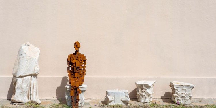 Δωρεά του έργου RULE II από τον Antony Gormley και τον ΝΕΟΝ στο νησί της Δήλου