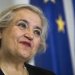Η ΠΑΠΑΔΟΠΟΥΛΟΥ ΘΥΣΙΑ ΣΤΑ ΠΟΔΙΑ ΤΟΥ ΤΡΑΜΠ