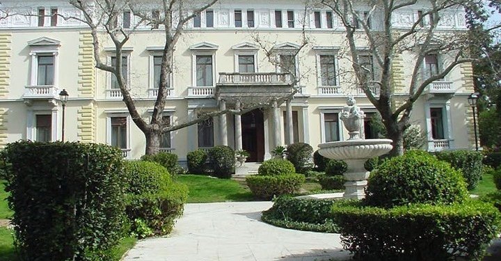 Είναι θεσμικά ορθή η έμμεση παρέμβαση του Προέδρου στη δημόσια πολιτική διαπάλη;