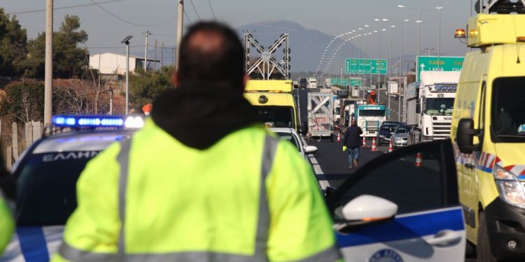 Ανατροπή νταλίκας στη λεωφ. Αθηνών – Κλειστό το ρεύμα προς Αθήνα – FANTOMAS.GR