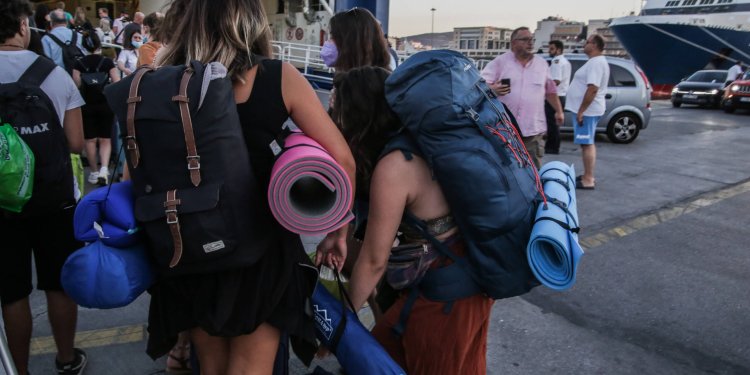 Κορυφώνεται η θερινή έξοδος – Γεμάτα πλοία, ΚΤΕΛ και εθνικές οδοί