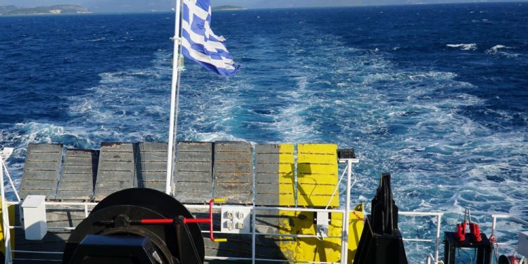 Πρόσκρουση πλοίου στο λιμάνι της Τήνου