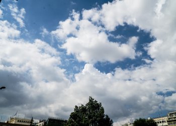 Νεφώσεις, τοπικές βροχές και θερμοκρασίες άνω των 30 βαθμών σήμερα
