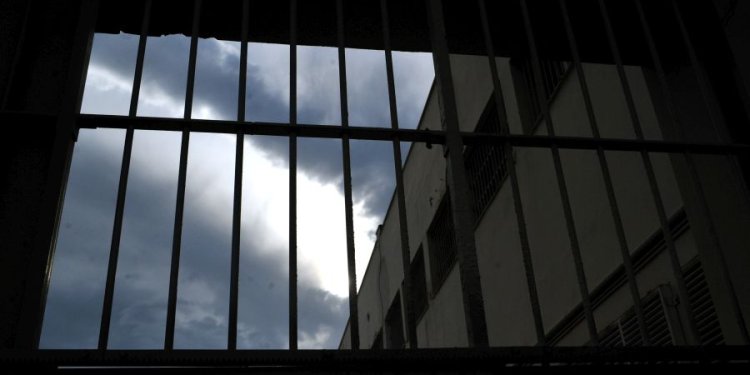 Προσωρινά κρατούμενος με τις κατηγορίες της ανθρωποκτονίας από αμέλεια, της πρόκλησης σωματικών βλαβών, και της επικίνδυνης οδήγησης κρίθηκε ο 56χρος Βούλγαρος οδηγός του φορτηγού που προκάλεσε το σοκαριστικό δυστύχημα, με τρεις νεκρούς, στην Εγνατία οδό, λίγο πριν τα διόδια του Ιάσμου.