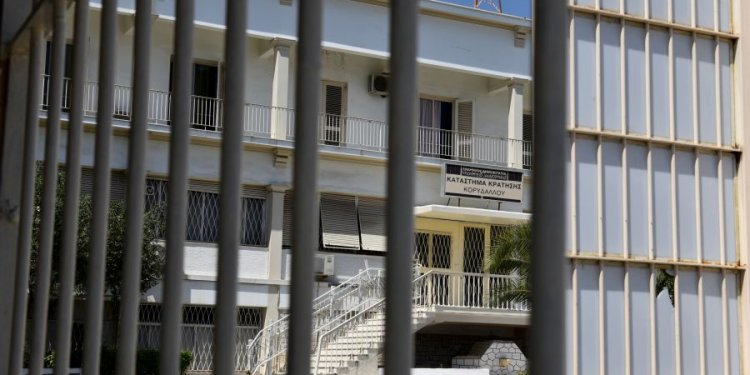 Έφοδος της Δ.Α.Ο.Ε. στις φυλακές Κορυδαλλού – Εντοπίστηκαν κινητά τηλέφωνα σε κελιά κρατουμένων