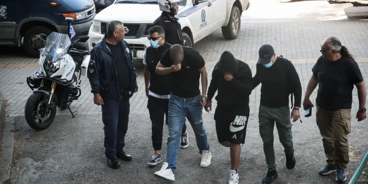 Ελεύθεροι με περιοριστικούς όρους οι 13 ανήλικοι μέλη της εθνικιστικής οργάνωσης στη Θεσσαλονίκη Ελεύθεροι με περιοριστικούς όρους οι 13 ανήλικοι μέλη της εθνικιστικής οργάνωσης στη Θεσσαλονίκη