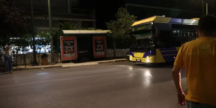 Αυτοκίνητο έπεσε σε στάση λεωφορείου στο Χαλάνδρι – 3 τραυματίες