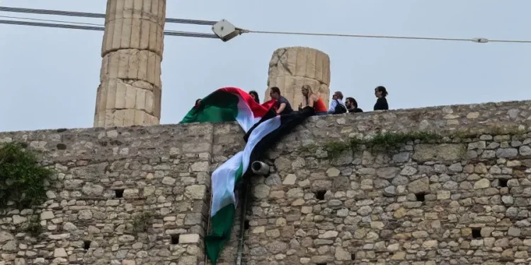 Προσήχθησαν 12 άτομα που επιχείρησαν να ανοίξουν παλαιστινιακή σημαία – FANTOMAS.GR